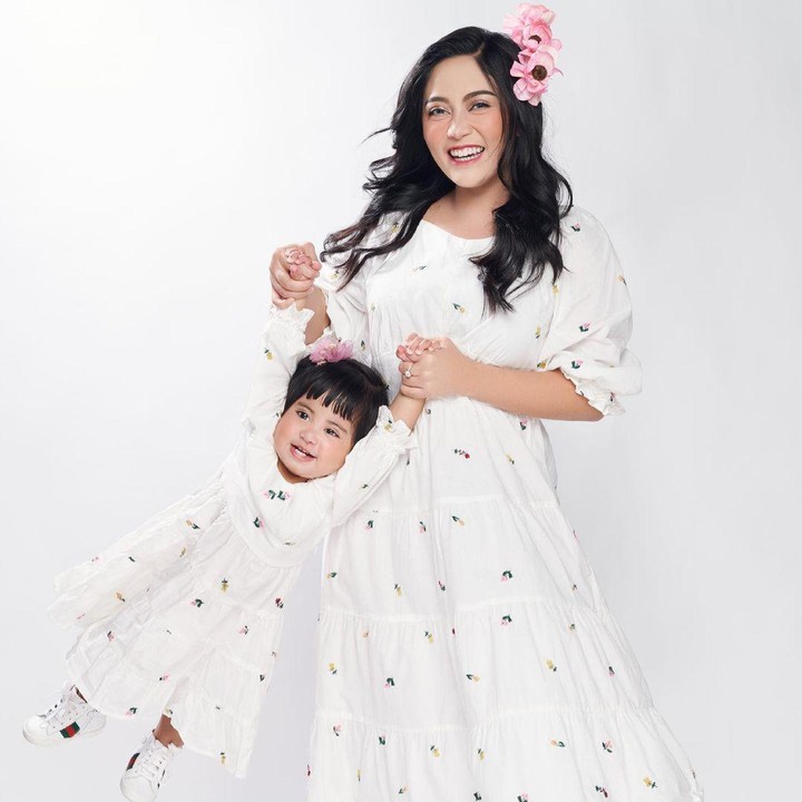 <p>Rachel dan Chava tampak feminim dengan pakaian serba putih nih, Bunda. Tak hanya itu, aksesoris bunga yang menempel pada rambut semakin membuat keduanya tampak bersinar. Bisa dijakin inspirasi foto bareng Si Kecil ya. (Foto: Instagram: @rachelvennya)</p>