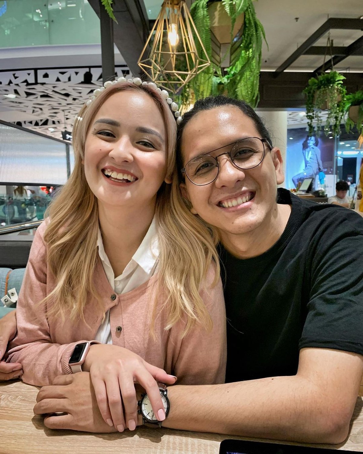 Kabar duka datang dari Raditya Oloan suami Joanna Alexandra yang meninggal dunia&period; Yuk kita lihat momen-momen terakhir kebersamaan mereka&excl;