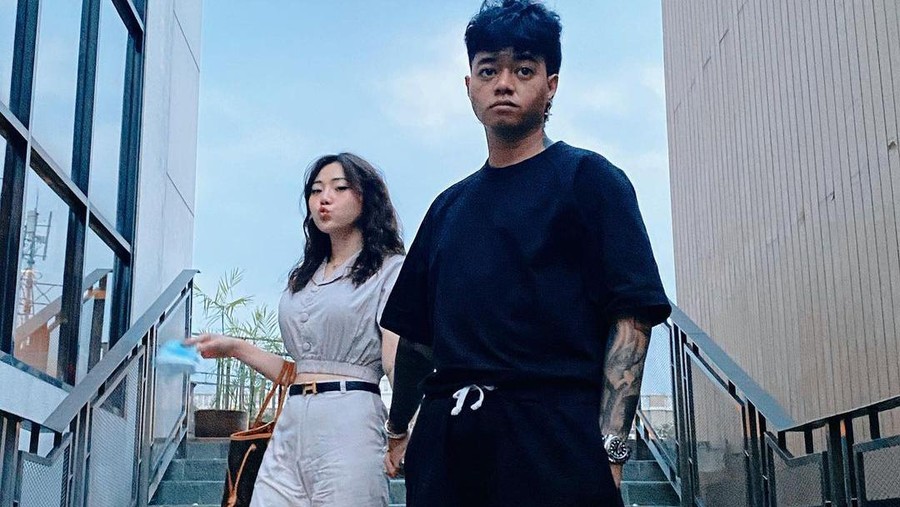Reza Arap stres pascanikah dengan Wendy Walters. Yuk kita intip potret kehidupan pernikahan mereka!