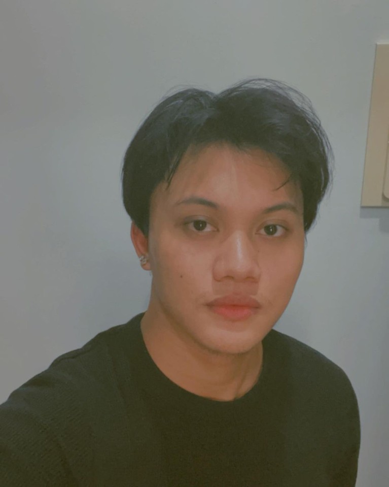 Beberapa waktu lalu Rizky Febian sempat membuat heboh publik karena pernyataan tentang keperjakaannya. Yuk kita lihat pesonanya!