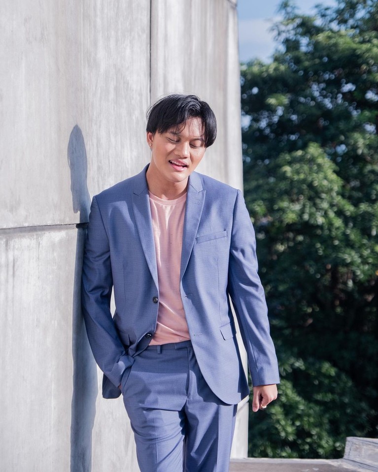 Beberapa waktu lalu Rizky Febian sempat membuat heboh publik karena pernyataan tentang keperjakaannya. Yuk kita lihat pesonanya!