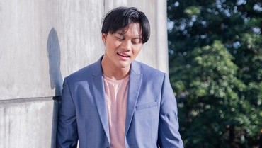 img-title Lirik Lagu Lukisan Kaca - Laleilmanino feat Rizky Febrian