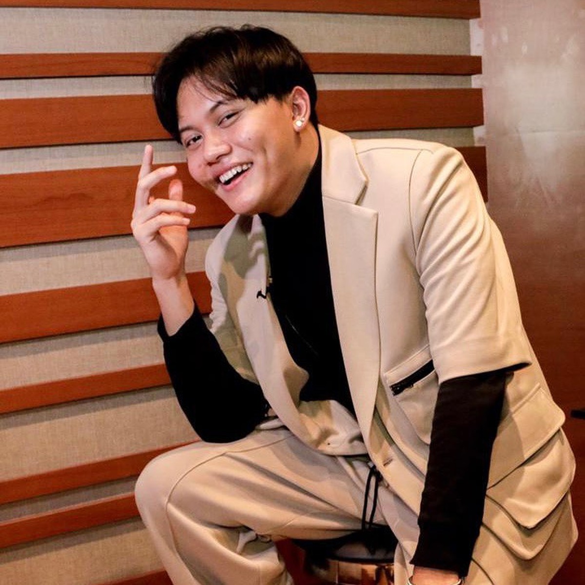 Beberapa waktu lalu Rizky Febian sempat membuat heboh publik karena pernyataan tentang keperjakaannya&period; Yuk kita lihat pesonanya&excl;