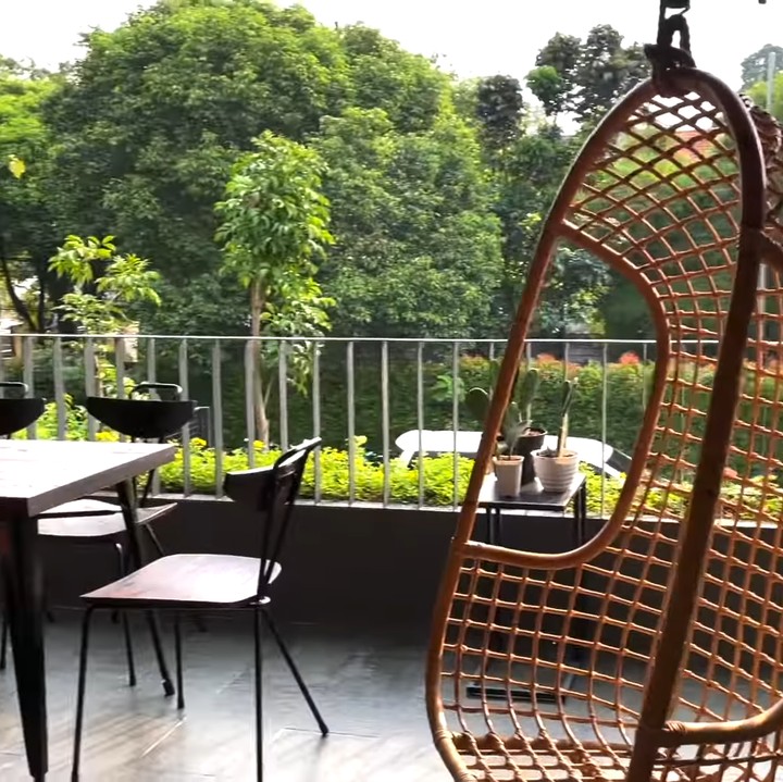 <p>Nisya mengadakan acara syukuran sekaligus <em>house tour</em> yang diabadikan di vlog YouTube sang adik, Syahnaz Sadiqah. Rumah Nisya Ahmad memiliki nuansa asri. Halaman rumahnya dilengkapi dengan kursi gantung dan tanaman hias serba hijau. (Foto: YouTube NisNaz Channel)</p>