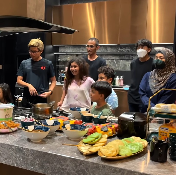 <p>Sebelum menempati rumah tersebut, Nisya Ahmad juga menyajikan hidangan untuk acara syukuran di dapur minimalisnya. Dapur dilengkapi dengan meja panjang untuk menyajikan aneka masakan. Mereka pun melakukan <em>ceremony</em> berupa potong tumpeng. Selamat menempati rumah baru, Nisya! (Foto: YouTube NisNaz Channel)</p>