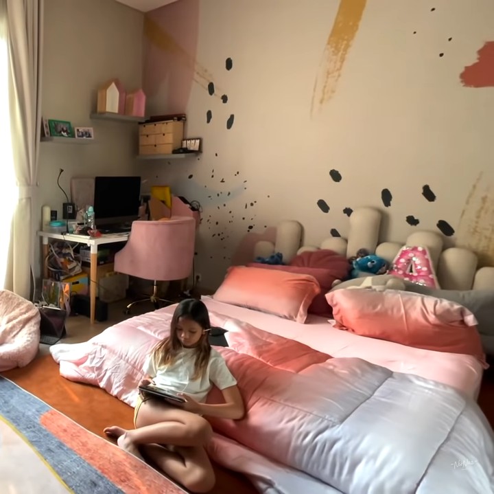 <p>Kemudian di lantai atas, Nisya Ahmad juga membuat kamar untuk anaknya yang beranjak remaja. Kamar ini didominasi dengan nuansa pink lembut dan dekorasi feminin. Ada kursi gantung berupa jaring-jaring untuk tempat bersantai sambil membaca buku. (Foto: YouTube NisNaz Channel)</p>