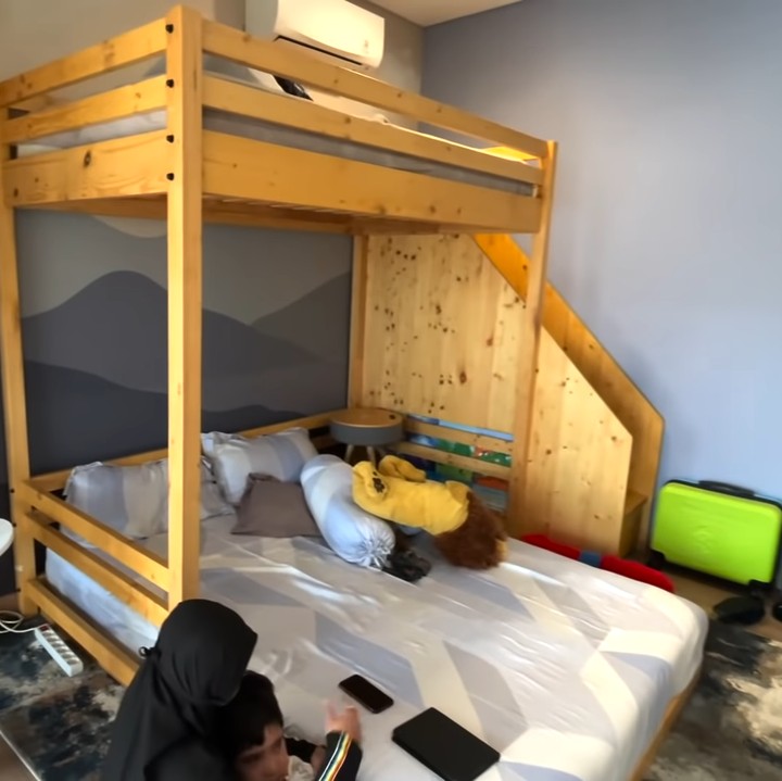 <p>Di lantai dasar, Nisya membangun kamar anaknya yang masih kecil dengan kasur tingkat yang terbuat dari kayu. Anak-anak yang aktif dapat leluasa bermain di kamar tersebut. (Foto: YouTube NisNaz Channel)</p>