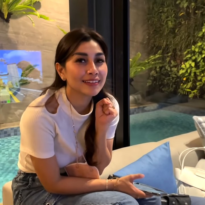 <p>Rumah Nisya Ahmad juga dilengkapi dengan lift, Bunda. Nisya memesannya secara khusus dari Mesir. Lift tersebut sudah dipesan lama oleh Nisya, namun baru saja datang karena mengalami keterlambatan. Lift itu juga masih harus dirakit sebelum dapat dipasang di rumah Nisya. (Foto: YouTube NisNaz Channel)</p>