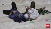 FOTO: Memburu Pahala di Masjid Jelang Akhir Ramadan Mendekati akhir Ramadan 1442 Hijriah, warga-warga menghabiskan waktu di Masjid untuk beritikaf usai salat Jumat.