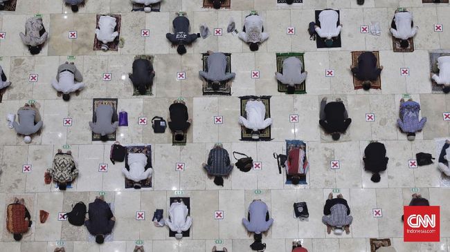 Salat Jumat secara virtual dan hybrid dianggap sebagai alternatif ibadah di tengah melonjaknya kasus Covid-19. Bagaimana ketetapan hukumnya?