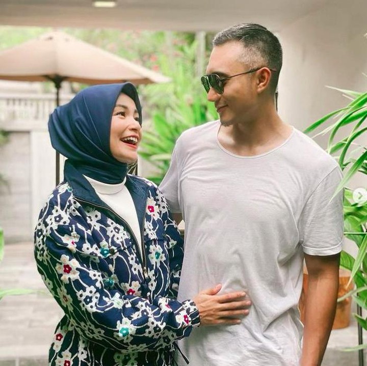 <p>Romantis banget ya, Bunda? Kita doakan semoga Soraya Larasati dan Dony Amaldi langgeng selamanya. (Foto: Instagram @sorayalarasati)</p>