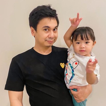 Tak Bisa Hadiahi Liburan, Raditya Beri Kado Saham di Ultah ke-2 Anak