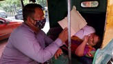 FOTO: Bajaj India Disulap Jadi Ambulans Tembus Badai Covid-19 Ketika kendaraan darurat sulit ditemukan, bajaj di India disulap menjadi ambulans untuk mengantarkan para pasien Covid-19 di tengah gelombang 2 pandemi corona.