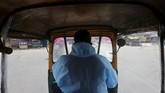 FOTO: Bajaj India Disulap Jadi Ambulans Tembus Badai Covid-19 Ketika kendaraan darurat sulit ditemukan, bajaj di India disulap menjadi ambulans untuk mengantarkan para pasien Covid-19 di tengah gelombang 2 pandemi corona.