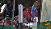 FOTO: Bajaj India Disulap Jadi Ambulans Tembus Badai Covid-19 Ketika kendaraan darurat sulit ditemukan, bajaj di India disulap menjadi ambulans untuk mengantarkan para pasien Covid-19 di tengah gelombang 2 pandemi corona.