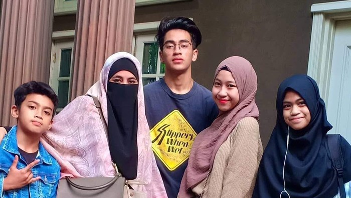 Fakta Uje Poligami, Umi Pipik Baru Bilang ke Keluarga Setelah 1 Tahun Kepergian Suami