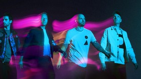 FOTO: Sosok Hologram di Video Musik Coldplay, Higher Power