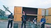 FOTO: Sosok Hologram di Video Musik Coldplay, Higher Power Band asal Inggris Coldplay membagikan video musik untuk lagu baru mereka berjudul Higher Power, menampilkan sosok hologram.