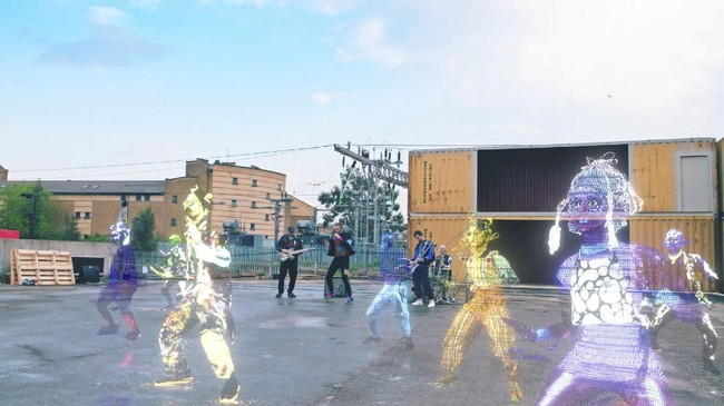 FOTO: Sosok Hologram di Video Musik Coldplay, Higher Power
