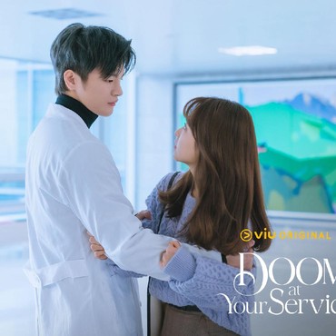 5 Kemiripan Pemain 'Doom At Your Service' Park Bo Young dan Seo In Guk