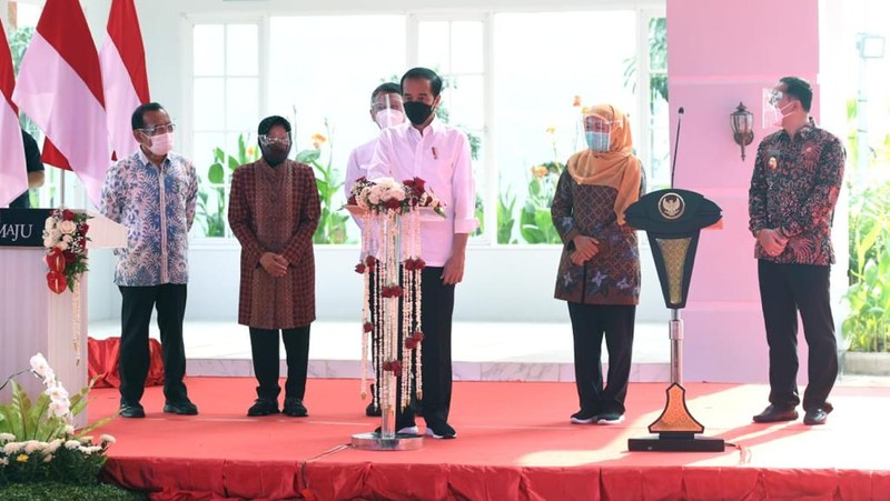 Presiden Joko Widodo (Jokowi) meresmikan instalasi Pengolah Sampah menjadi Energi Listrik (PSEL) di Tempat Pembuangan Akhir (TPA) Benowo, Surabaya.