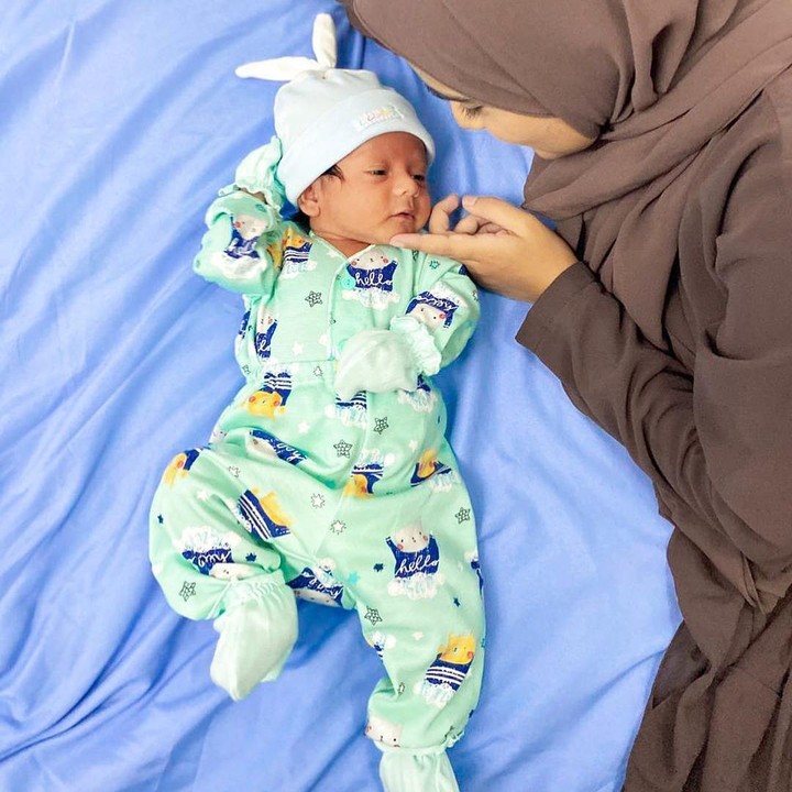 <p>Nadya Mustika dan Rizki DA tengah berbahagia menikmati perannya sebagai orang tua baru. Mereka menyambut kelahiran putra pertamanya, Baihaqqi Syaki Ramadhan pada 13 April lalu. (Foto: Instagram @nadyamustikarahayu)</p>