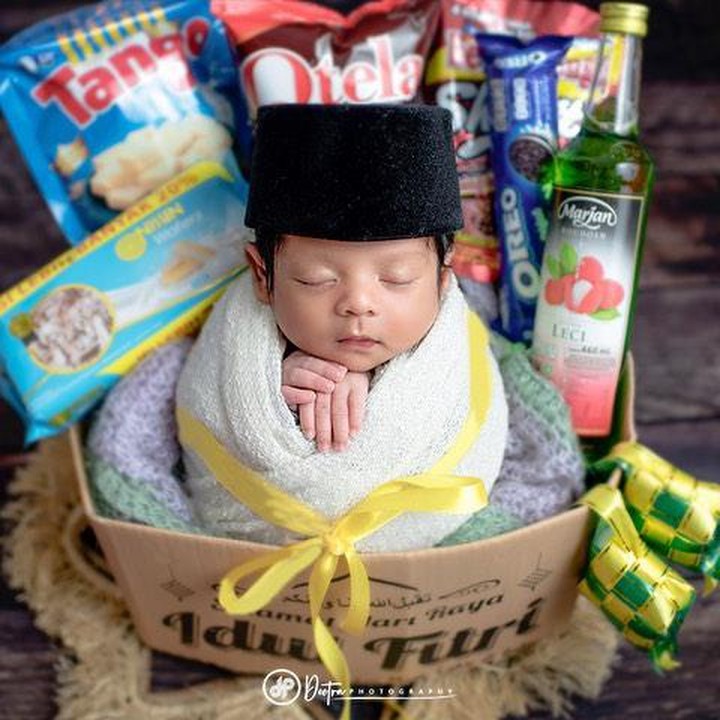 <p>Belum usia sebulan, Syaki sudah menjalani sesi foto nih, Bunda. Menggemaskan banget ya? (Foto: Instagram @nadyamustikarahayu)</p>