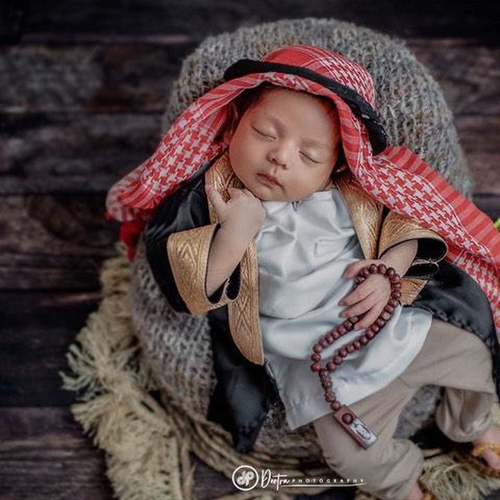 <p>Syaki memakai kostum ala-ala sultan alias orang kaya-raya di Arab. Lucu banget ya? Kita doakan semoga Syaki tumbuh sehat dan menjadi anak yang saleh! (Foto: Instagram @nadyamustikarahayu)</p>