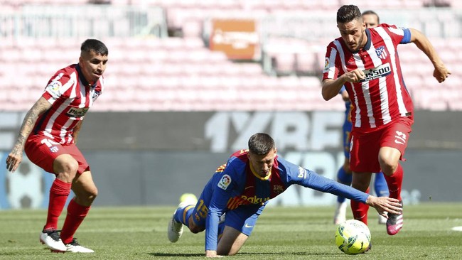 Real Madrid mendapat keuntungan besar seiring hasil imbang dalam duel Barcelona vs Atletico Madrid di Camp Nou, Sabtu (8/5).