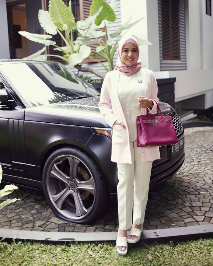 Berfoto ootd bak Ibu-ibu pejabat Aurel tampil sangat berkelas dengan menenteng tas Hermes yang serasi dengan hijab yang dikenakannya. (Foto: Instagram/aurelie.hermansyah)
