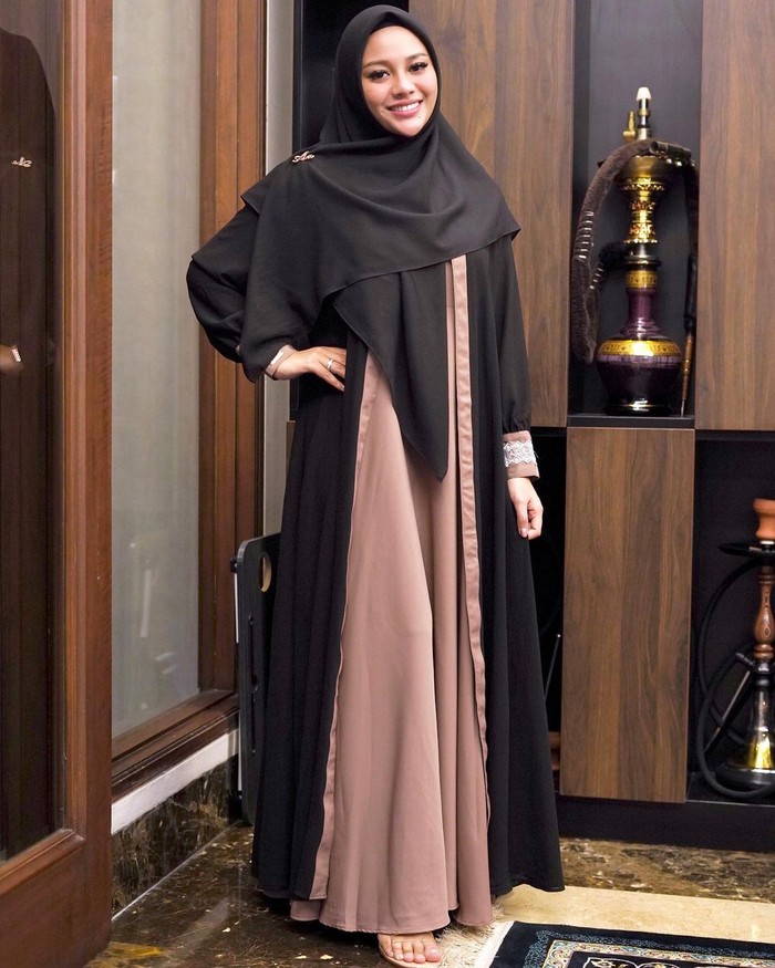 Bisa jadi inspirasi ootd buat lebaran nanti, Aurel tampil begitu cantik dengan dress hitam coklat yang serasi dengan hijabnya. (Foto: Instagram/aurelie.hermansyah)