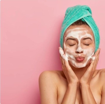img-title Rekomendasi Cleansing Gel Lokal yang Melembapkan dan Tidak Membuat Kulit Terasa Ketarik