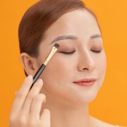 Ingin Gradasi Warna Terlihat Cantik? Ini Cara Mengaplikasikan Eyeshadow yang Benar!