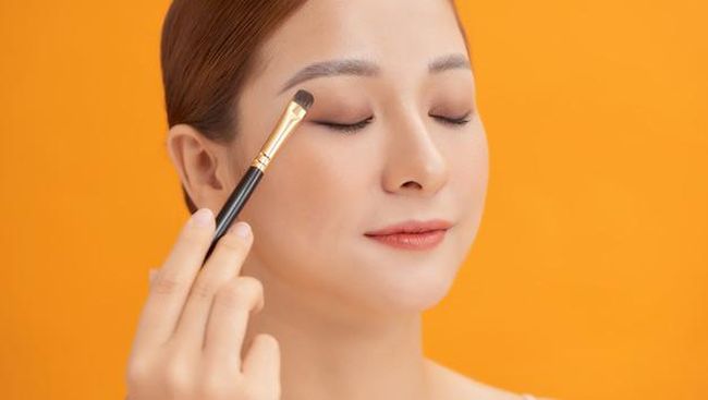 Ingin Gradasi Warna Terlihat Cantik Ini Cara Mengaplikasikan Eyeshadow Yang Benar Ingin Gradasi Warna Terlihat Cantik Ini Cara Mengaplikasikan Eyeshadow Yang Benar