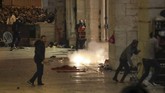 FOTO: Polisi Israel Bentrok dengan Warga di Masjid Al-Aqsa Polisi Israel bentrok dengan puluhan ribu warga Palestina yang menggelar aksi terkait penggusuran sejumlah rumah di Yerusalem Timur.
