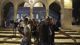 FOTO: Polisi Israel Bentrok dengan Warga di Masjid Al-Aqsa Polisi Israel bentrok dengan puluhan ribu warga Palestina yang menggelar aksi terkait penggusuran sejumlah rumah di Yerusalem Timur.