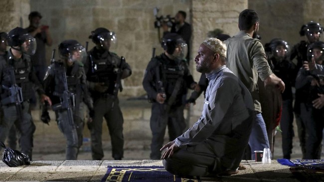 FOTO: Polisi Israel Bentrok dengan Warga di Masjid Al-Aqsa