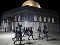 FOTO: Polisi Israel Bentrok dengan Warga di Masjid Al-Aqsa
