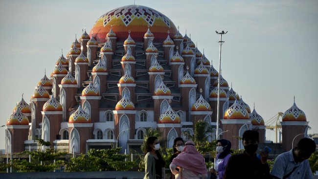 Pemprov Sulsel ingin merampungkan pembuatan menara, kubah serta jalan melingkar Masjid 99 Kubah Asmaul Husna di Makassar.