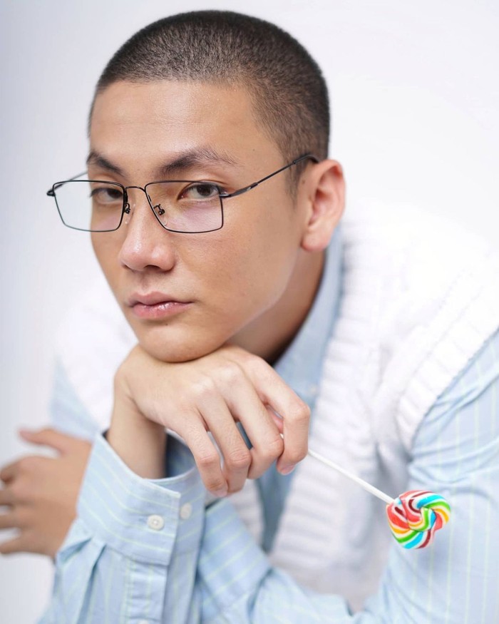 Mulanya ia terlibat kerja sama dalam pembuatan video klip lagu berjudul “F You Love Song”. Oleh sebab itu banyak yang menduga keduanya terlibat dalam cinta lokasi. (Foto: instagram.com/adamrxsydi)