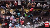 FOTO: Warga Padati Pasar Tanah Abang Jelang Hari Lebaran Di akhir pekan terakhir jelang hari raya Idulfitri 1442 H, Pasar Tanah Abang masih dipadati pengunjung. Pemprov DKI turunkan petugas gabungan untuk memantau.