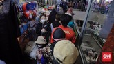 FOTO: Warga Padati Pasar Tanah Abang Jelang Hari Lebaran Di akhir pekan terakhir jelang hari raya Idulfitri 1442 H, Pasar Tanah Abang masih dipadati pengunjung. Pemprov DKI turunkan petugas gabungan untuk memantau.