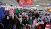 FOTO: Warga Padati Pasar Tanah Abang Jelang Hari Lebaran Di akhir pekan terakhir jelang hari raya Idulfitri 1442 H, Pasar Tanah Abang masih dipadati pengunjung. Pemprov DKI turunkan petugas gabungan untuk memantau.