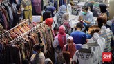 FOTO: Warga Padati Pasar Tanah Abang Jelang Hari Lebaran Di akhir pekan terakhir jelang hari raya Idulfitri 1442 H, Pasar Tanah Abang masih dipadati pengunjung. Pemprov DKI turunkan petugas gabungan untuk memantau.