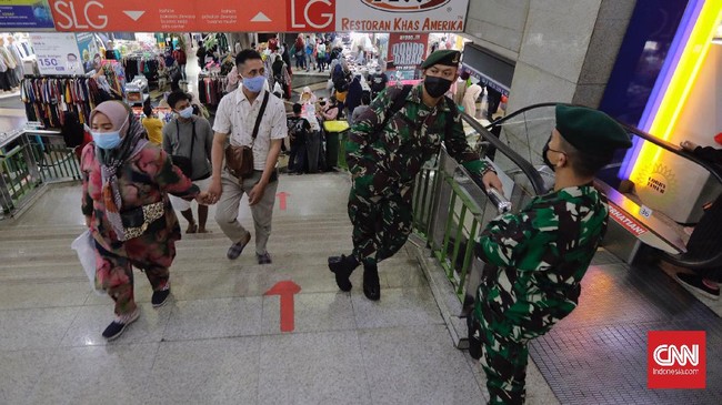 Pasar Tanah Abang kembali dibuka menyusul pelonggaran PPKM Level 4 yang berlaku 26 Juli hingga 2 Agustus 2021. Operasional pasar hanya sampai pukul 15.00 WIB.
