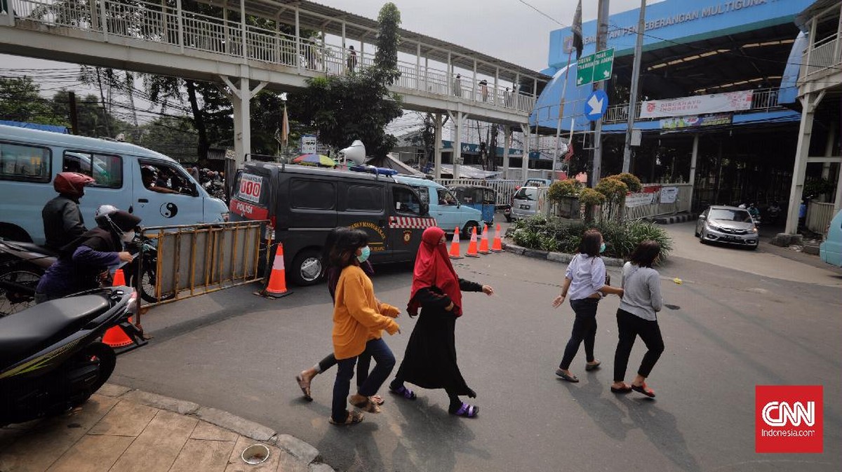 FOTO: Warga Padati Pasar Tanah Abang Jelang Hari Lebaran