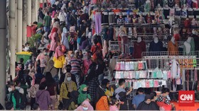 FOTO: Warga Padati Pasar Tanah Abang Jelang Hari Lebaran