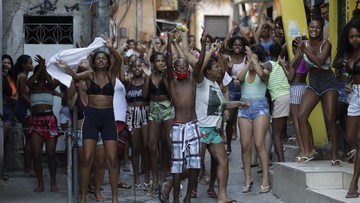 Penggerebekan Narkoba di Brasil EDS NOTE: OBSCENITY - Youths protest a police operation targeting drug traffickers in the Jacarezinho favela of Rio de Janeiro, Brazil, Thursday, May 6, 2021. At least 25 people died during the operation, including one police officer and 24 suspects, according to the press office of Rio's civil police. (AP Photo/Silvia Izquierdo)