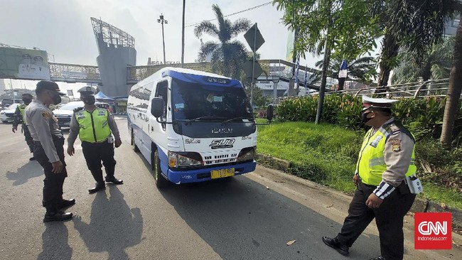 Tiga hari sejak larangan mudik, volume kendaraan yang melintas gerbang tol Bekasi Barat terpantau terus menurun.