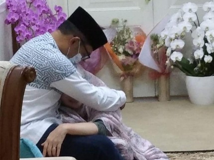 Tangis Ridwan Kamil Peluk Istri Usai Sembuh dari Covid-19, Haru Banget